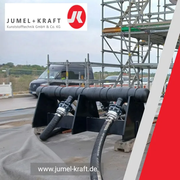 Abwassersammler aus Kunststoff mit Schlauchkupplungen auf einer Baustelle &ndash; gefertigt von Jumel + Kraft